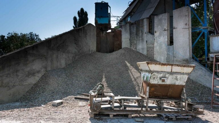 Aggregate stockpile and loading hopper