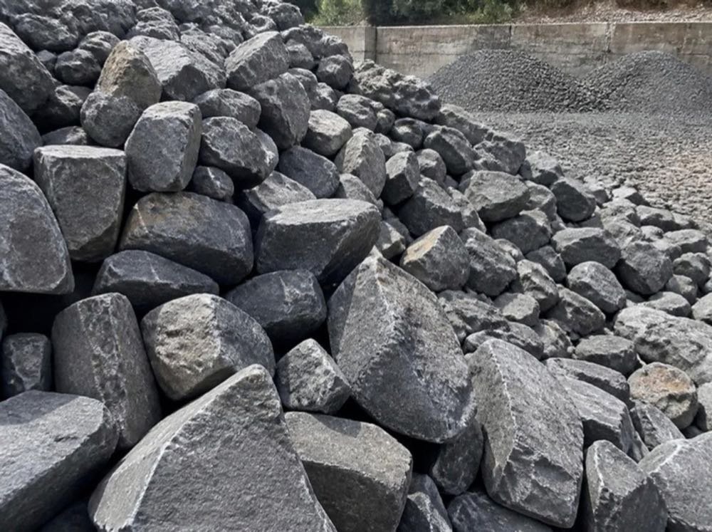 Boulders and rubble stones 80mm to 150mm for foundations and retaining walls